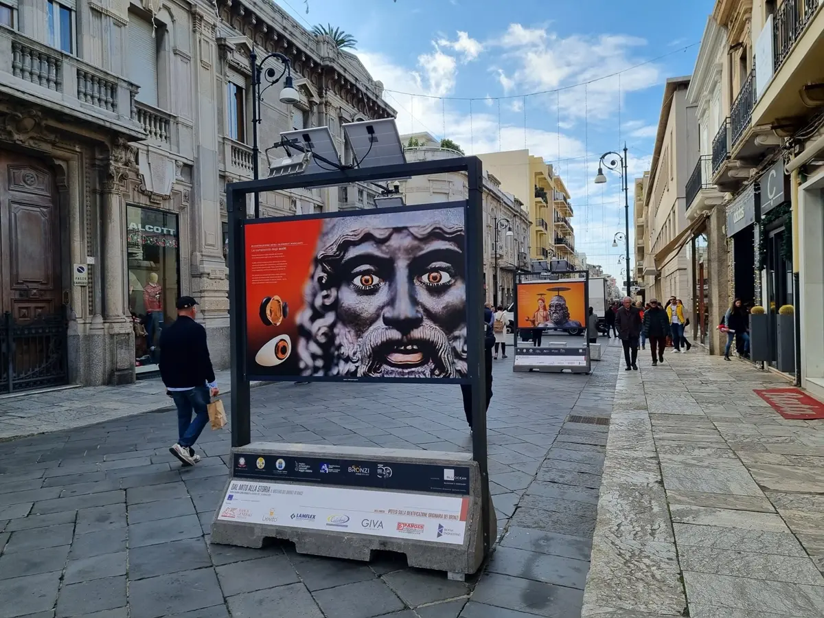 I Bronzi di Riace a Reggio tra la persone: inaugurata la mostra sul corso Garibaldi - FOTO E VIDEO