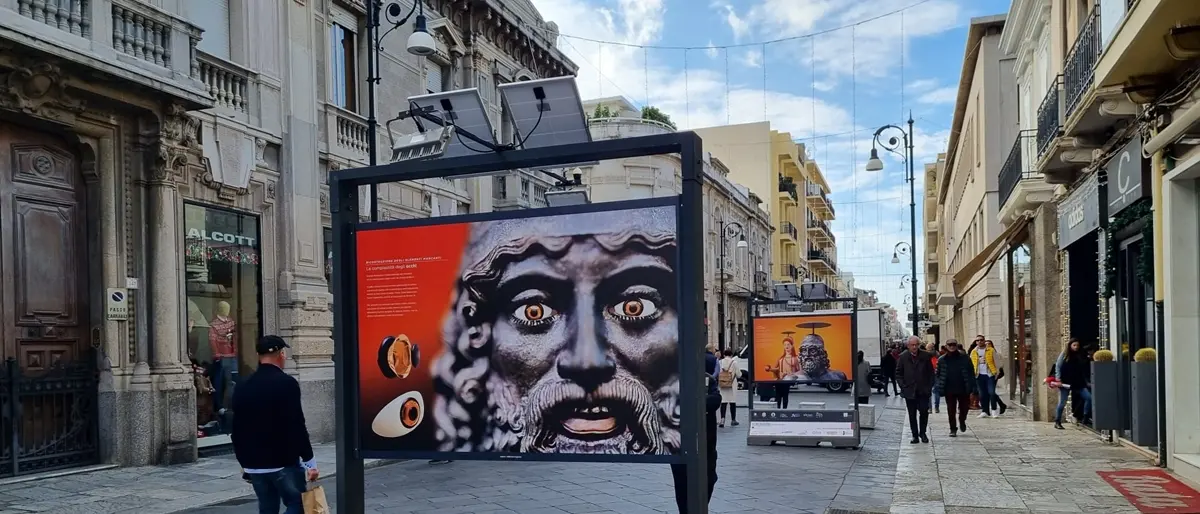 I Bronzi di Riace a Reggio tra la persone: inaugurata la mostra sul corso Garibaldi - FOTO E VIDEO