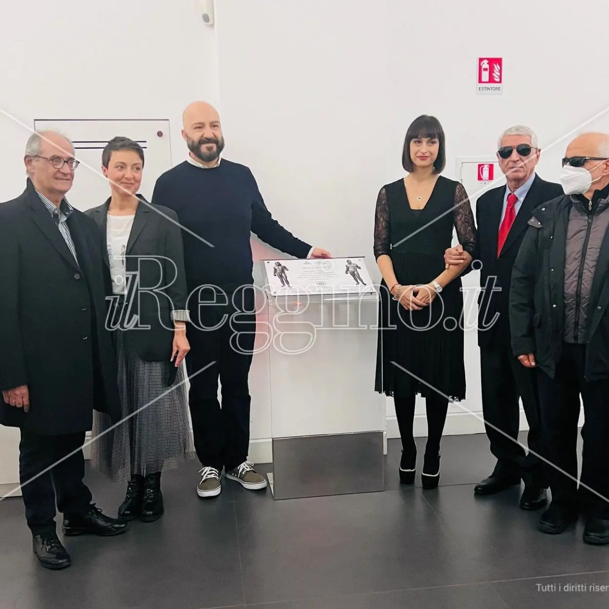 Bronzi di Riace “in tutti i sensi”, la fondazione Scopelliti dona una targa tattile per i ciechi - FOTO