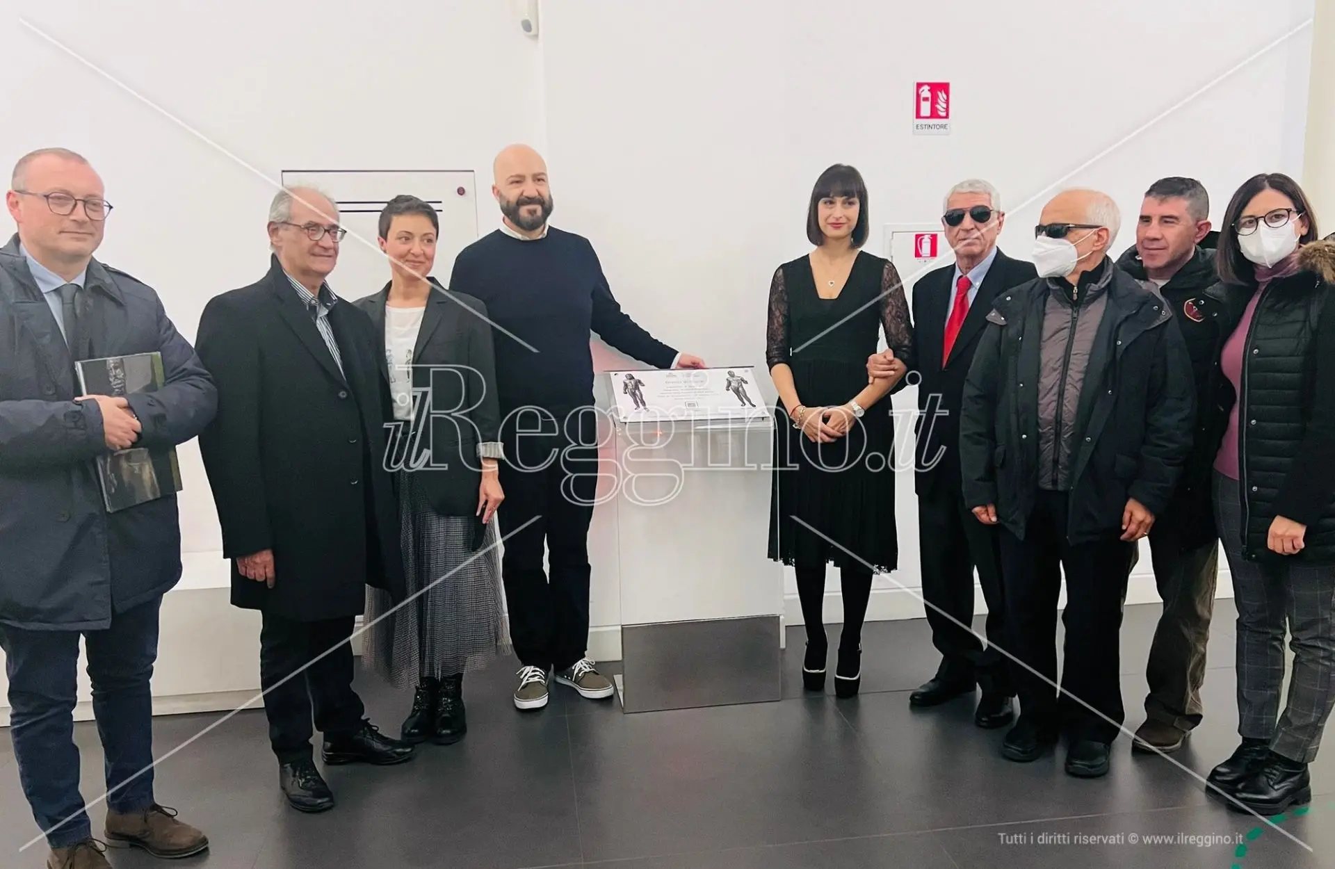 Bronzi di Riace “in tutti i sensi”, la fondazione Scopelliti dona una targa tattile per i ciechi - FOTO