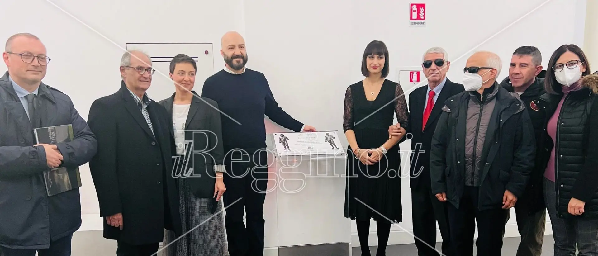 Bronzi di Riace “in tutti i sensi”, la fondazione Scopelliti dona una targa tattile per i ciechi - FOTO