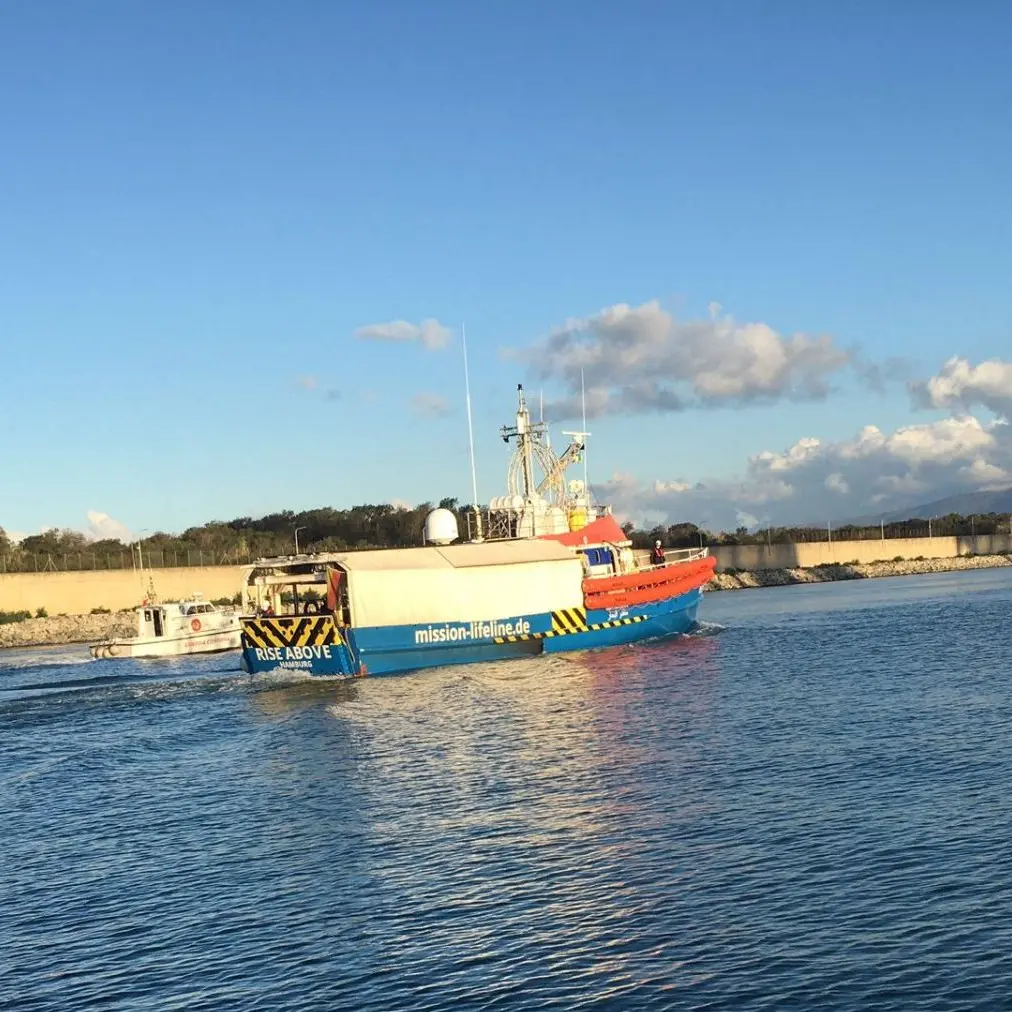 Gioia Tauro, approdata al porto la Rise Above con 27 migranti a bordo