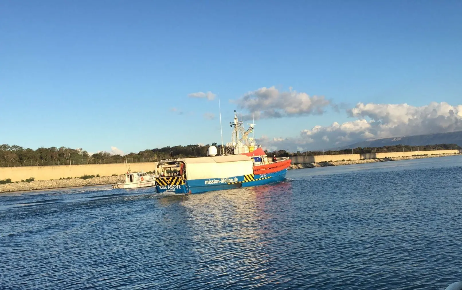Gioia Tauro, approdata al porto la Rise Above con 27 migranti a bordo