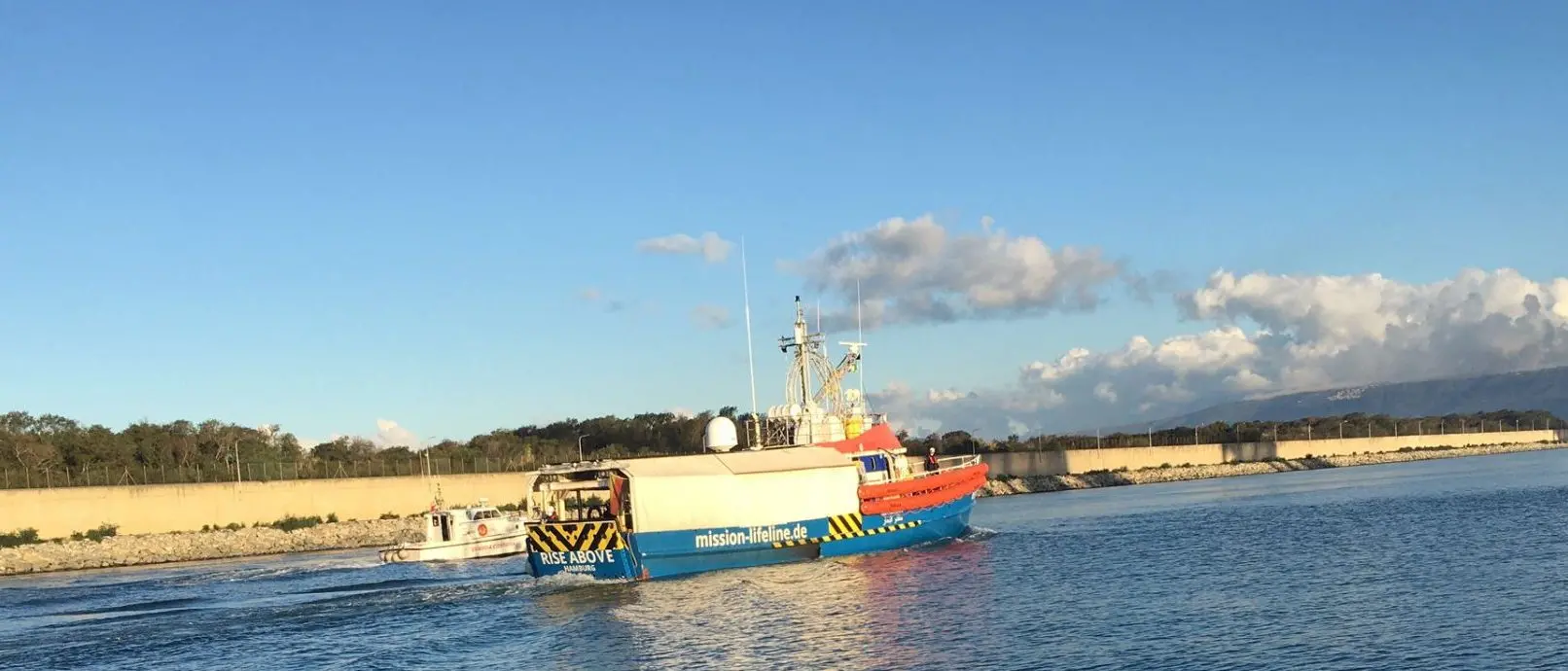 Gioia Tauro, approdata al porto la Rise Above con 27 migranti a bordo