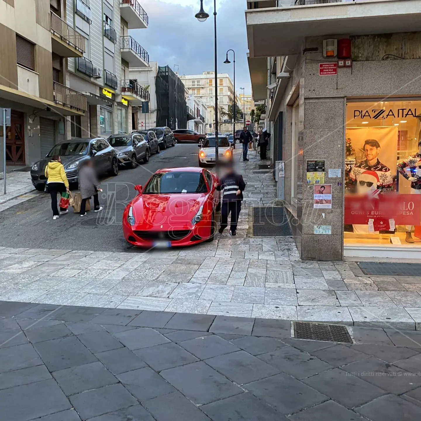 Reggio, Ferrari in divieto di sosta sul Corso Garibaldi: scatta la supermulta