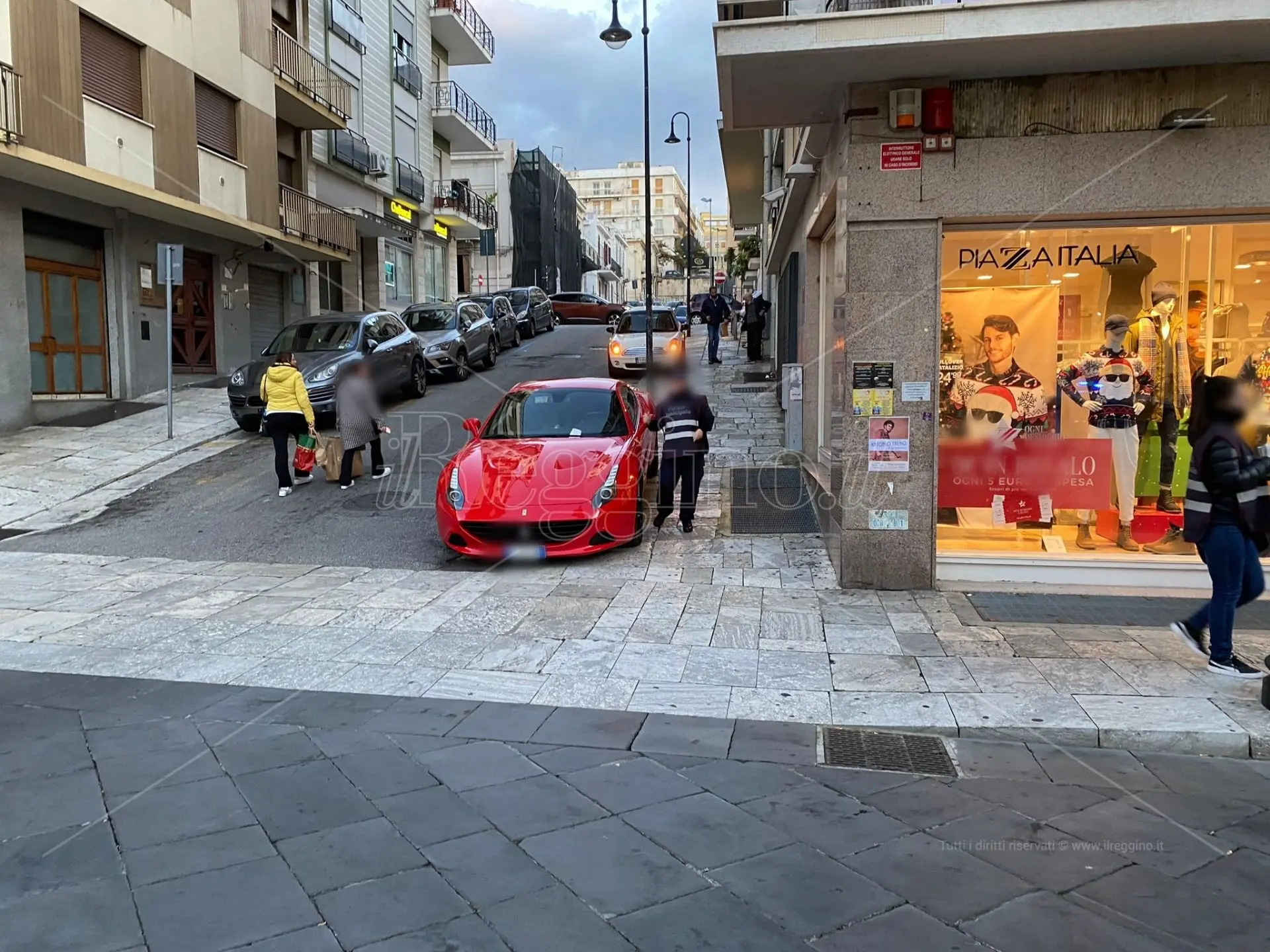 Reggio, Ferrari in divieto di sosta sul Corso Garibaldi: scatta la supermulta