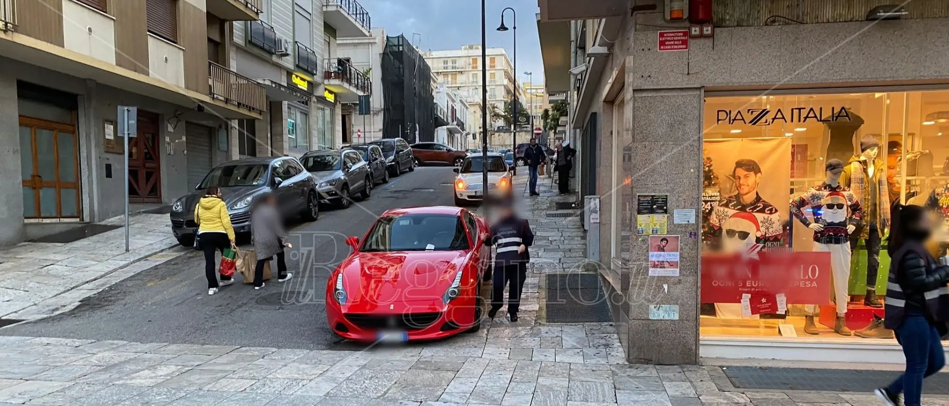 Reggio, Ferrari in divieto di sosta sul Corso Garibaldi: scatta la supermulta