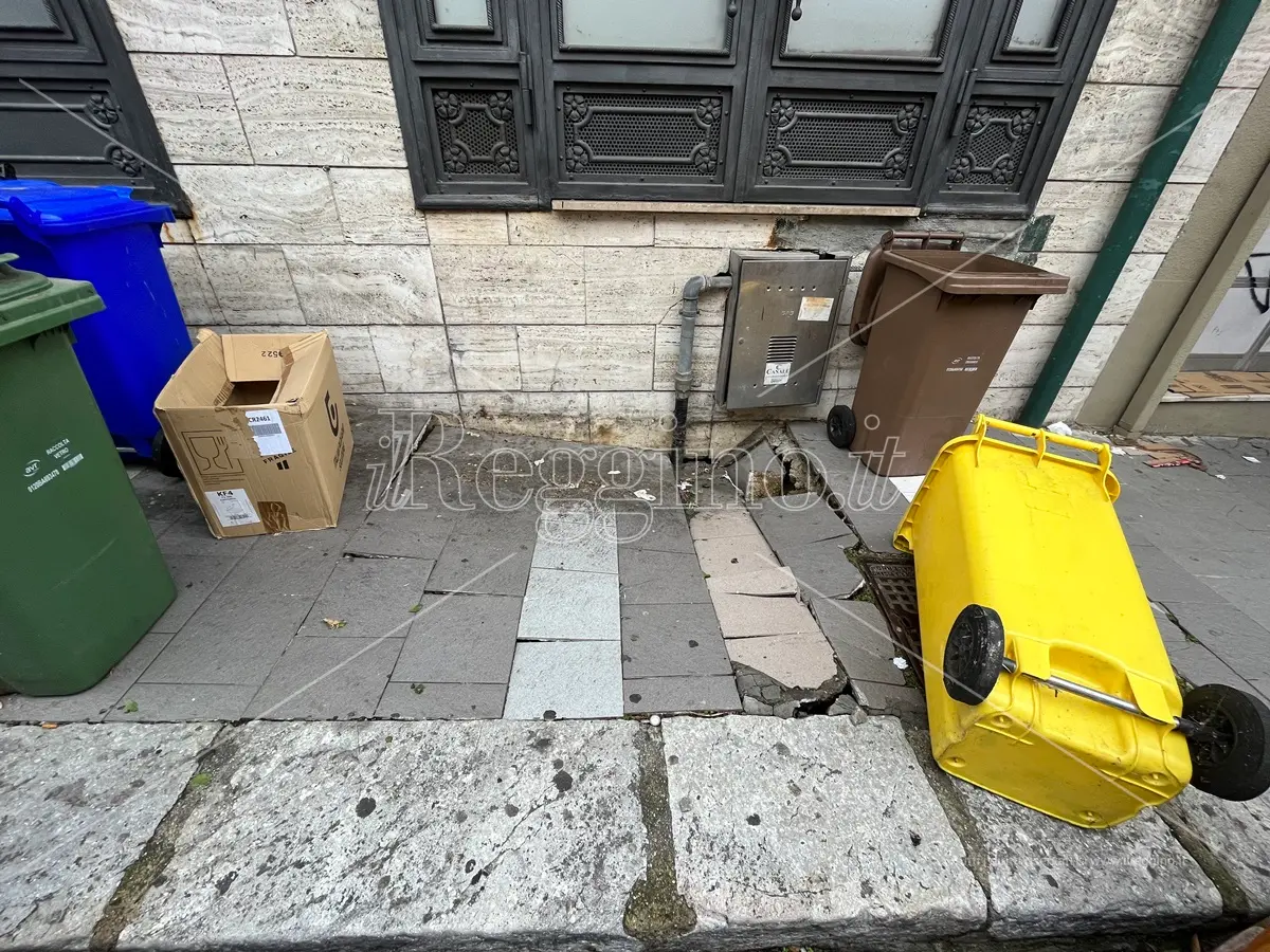 Reggio, in centro cede un tratto di marciapiede accanto a un tubo di gas - FOTO