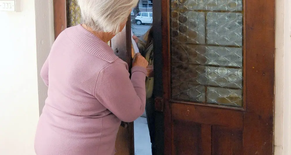 Finta targa clonata, l’ultimo raggiro colpisce gli anziani\n