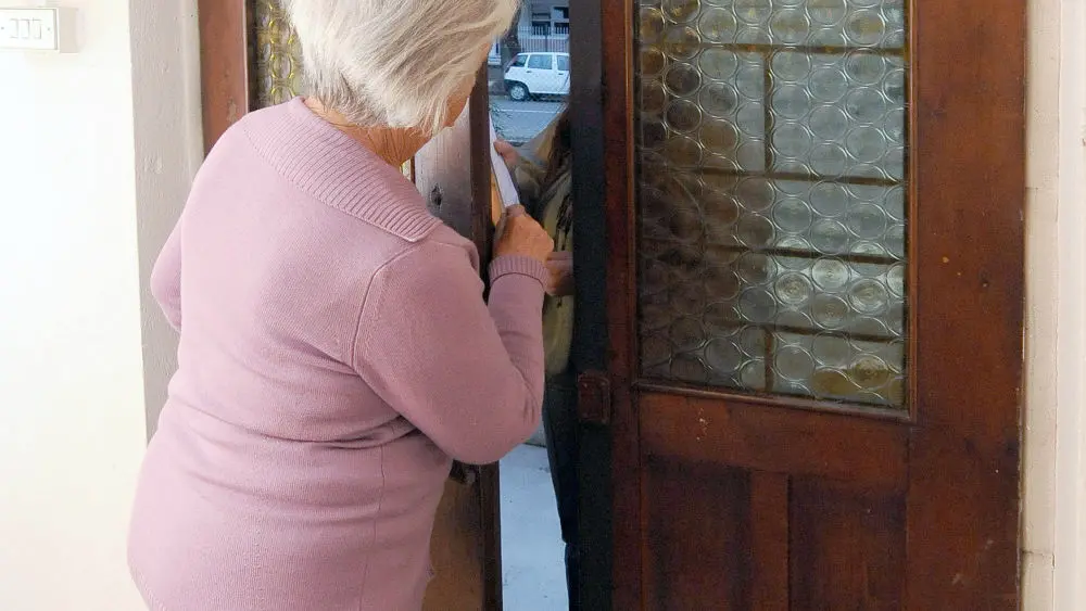 Finta targa clonata, l’ultimo raggiro colpisce gli anziani\n