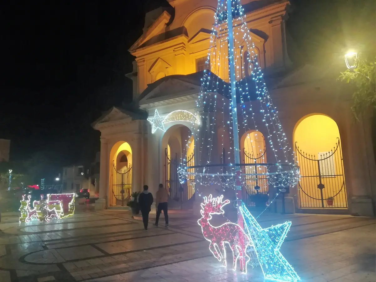 Rosarno, danneggiata una delle luminarie installate dalla Confcommercio