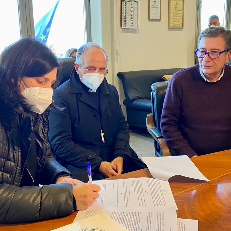 Povertà a Reggio, firmata l’intesa per aiutare i più fragili
