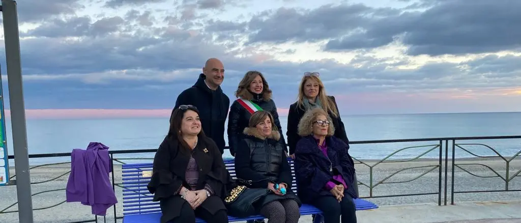 Siderno, riposizionata la panchina viola distrutta lo scorso ottobre