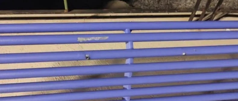 Siderno, la “panchina viola” ancora nel mirino dei vandali