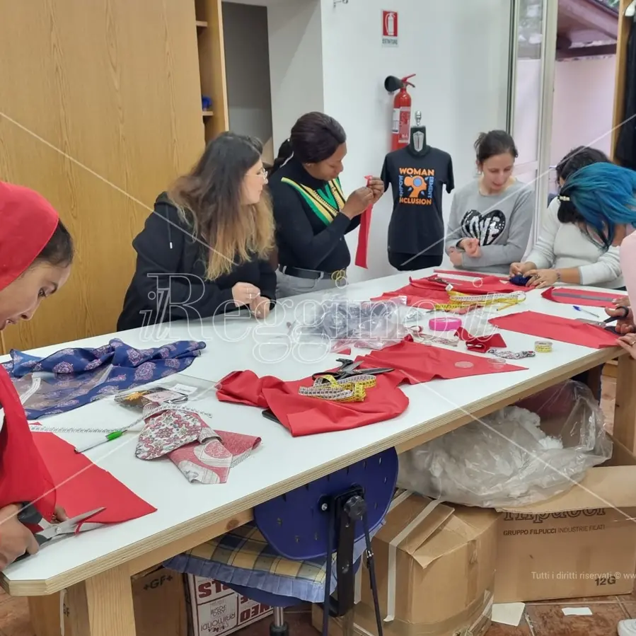 Solidarietà a Reggio, il riscatto delle donne parte laboratorio tessile di Soleinsieme - VIDEO