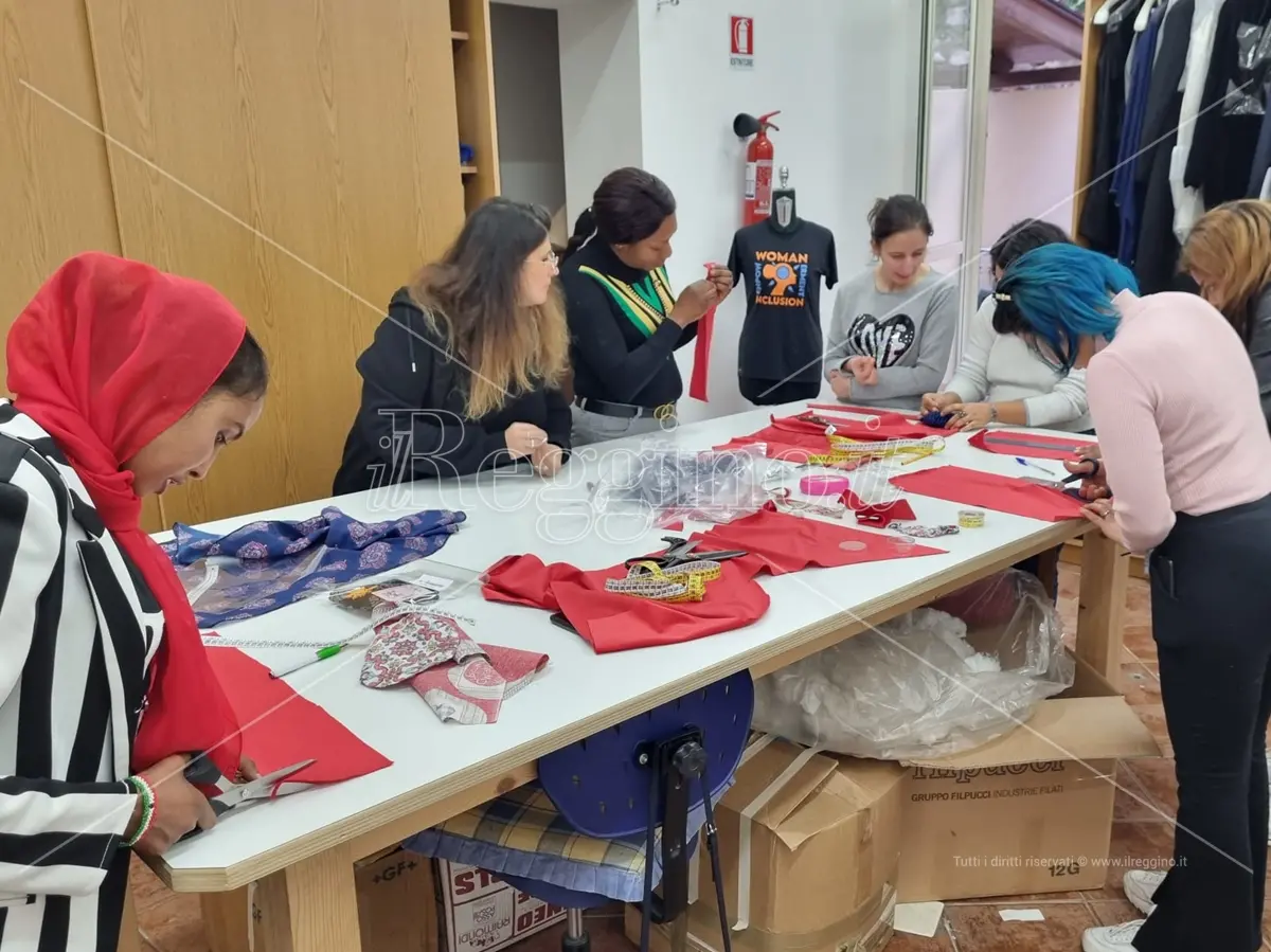 Solidarietà a Reggio, il riscatto delle donne parte laboratorio tessile di Soleinsieme - VIDEO