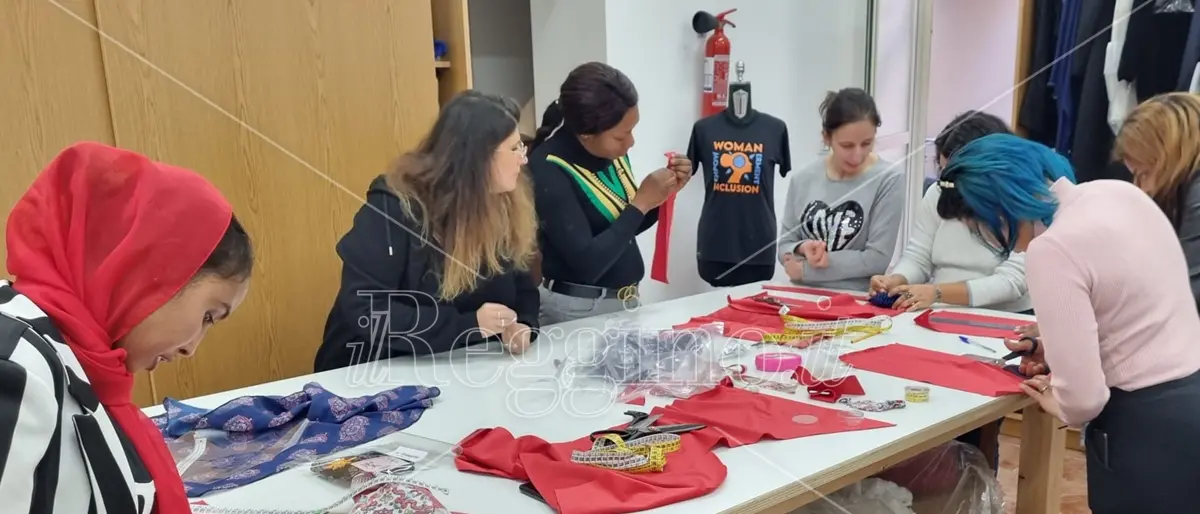 Solidarietà a Reggio, il riscatto delle donne parte laboratorio tessile di Soleinsieme - VIDEO