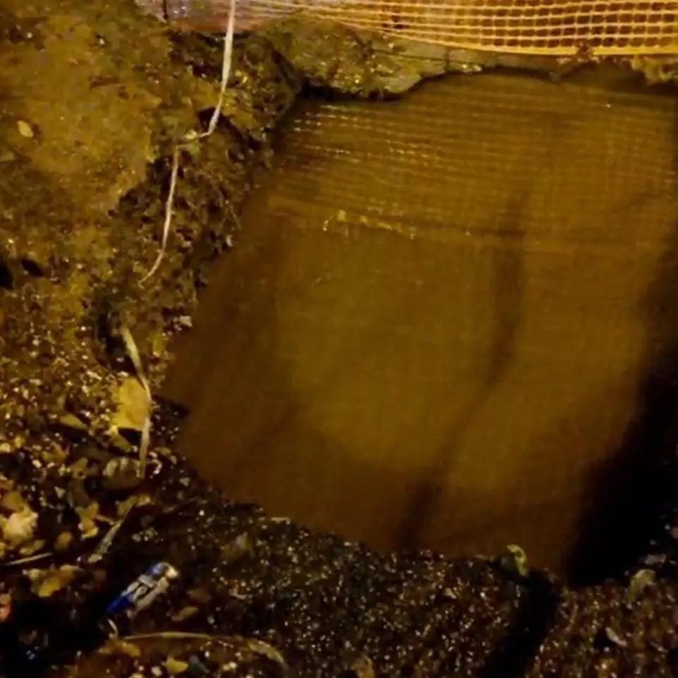 Reggio, i residenti: «Voragine in via Villini svizzeri»