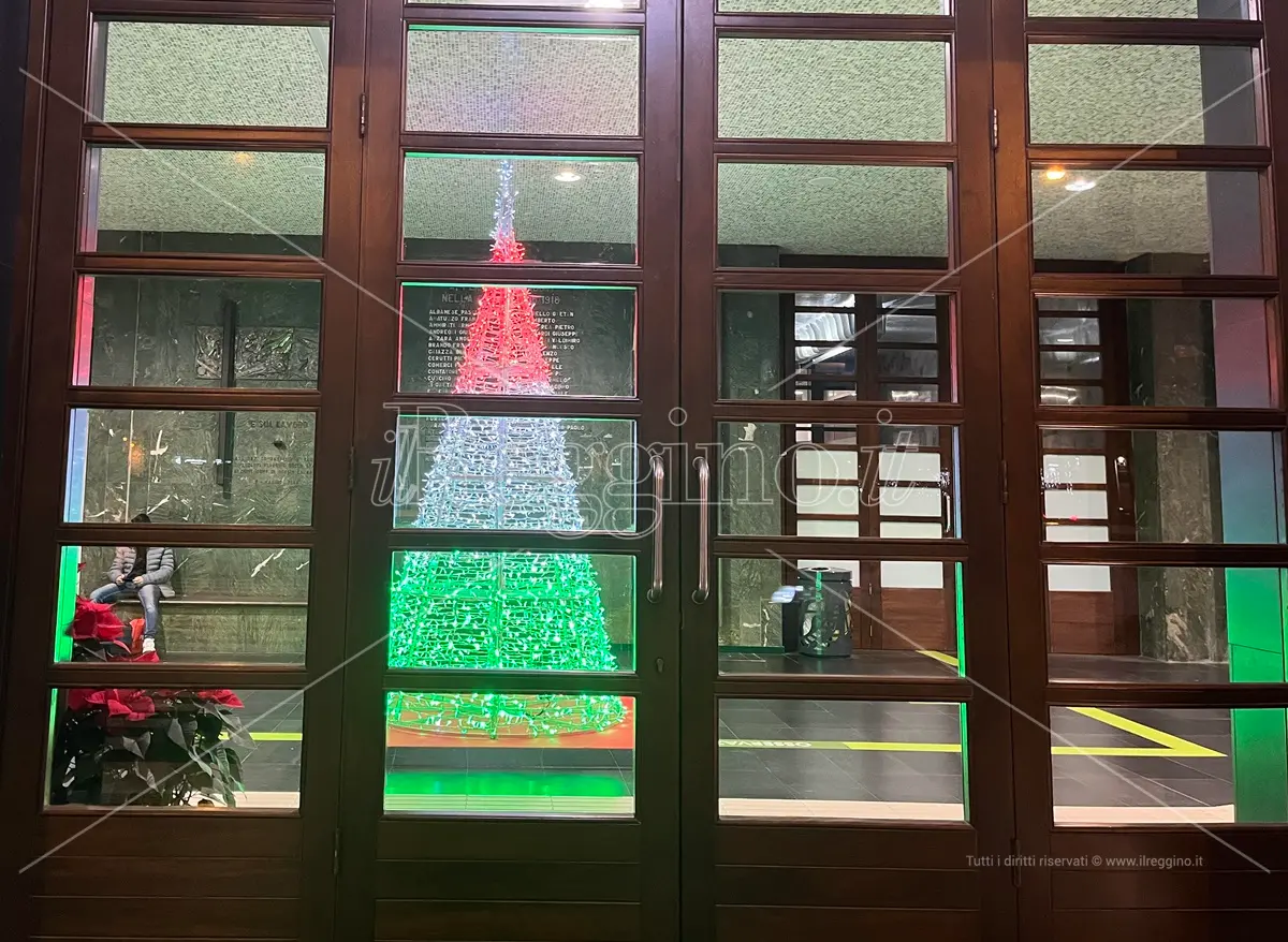 Reggio, l'albero tricolore illumina la stazione centrale
