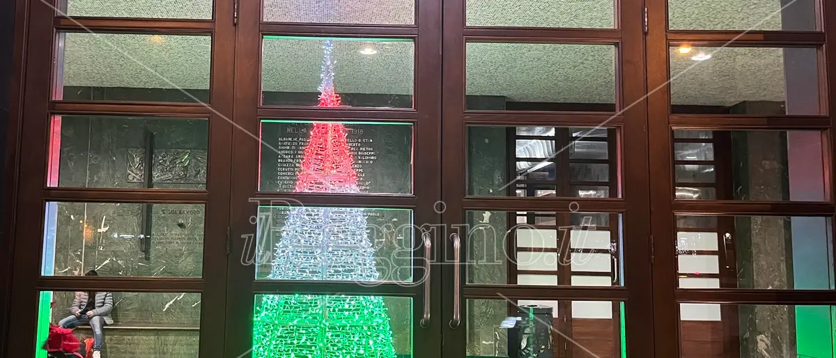 Reggio, l'albero tricolore illumina la stazione centrale
