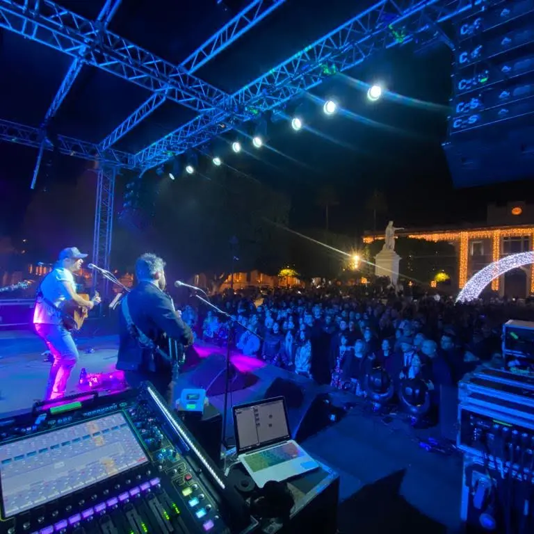 Reggio, Joe Bastianich e La Terza Classe infiammano il Capodanno in Piazza Italia