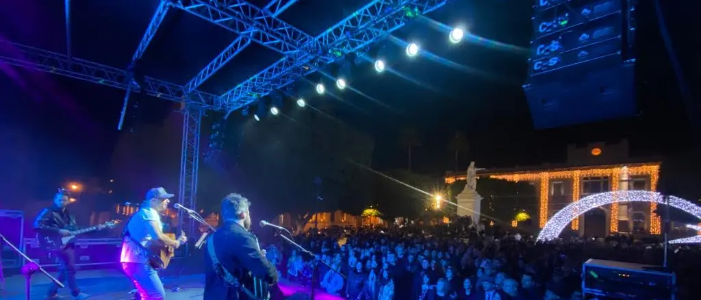 Reggio, Joe Bastianich e La Terza Classe infiammano il Capodanno in Piazza Italia