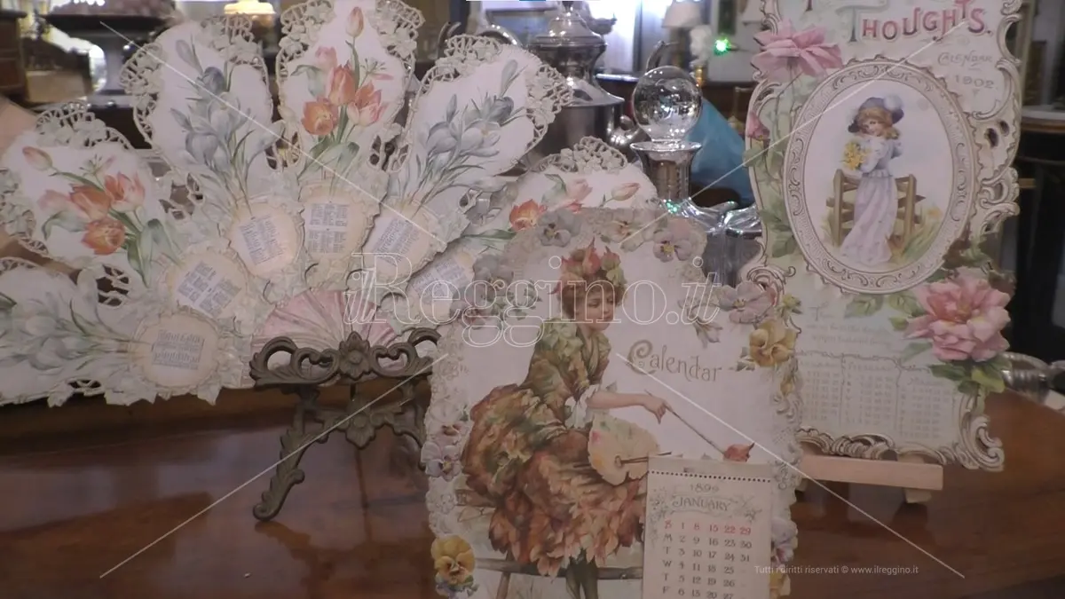 A Reggio il racconto delle epoche attraverso i calendari e i biglietti di auguri - FOTO E VIDEO