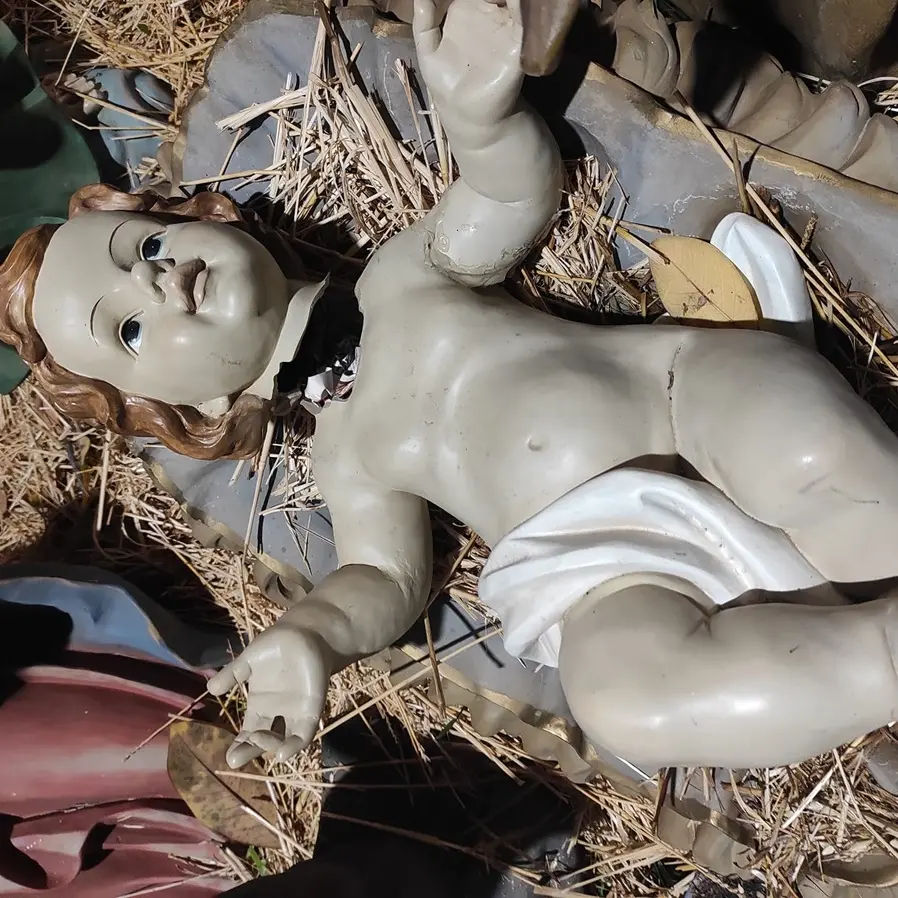 Vandali a Taurianova, decapitato il Gesù Bambino del Presepe di piazza Italia
