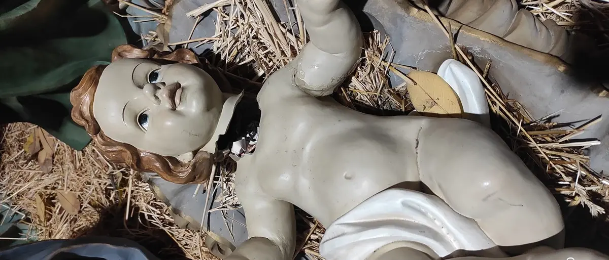 Vandali a Taurianova, decapitato il Gesù Bambino del Presepe di piazza Italia