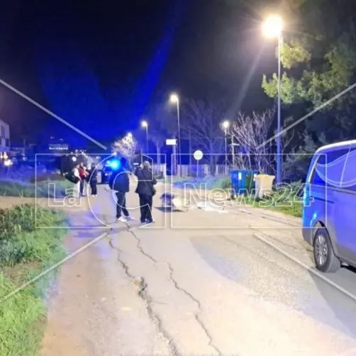 Auto pirata investe e uccide un giovane a Corigliano Rossano: indagano i carabinieri