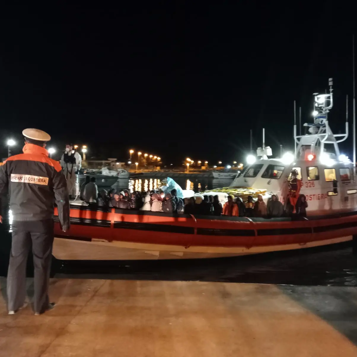 Migranti, notte di sbarchi a Roccella: soccorse 230 persone