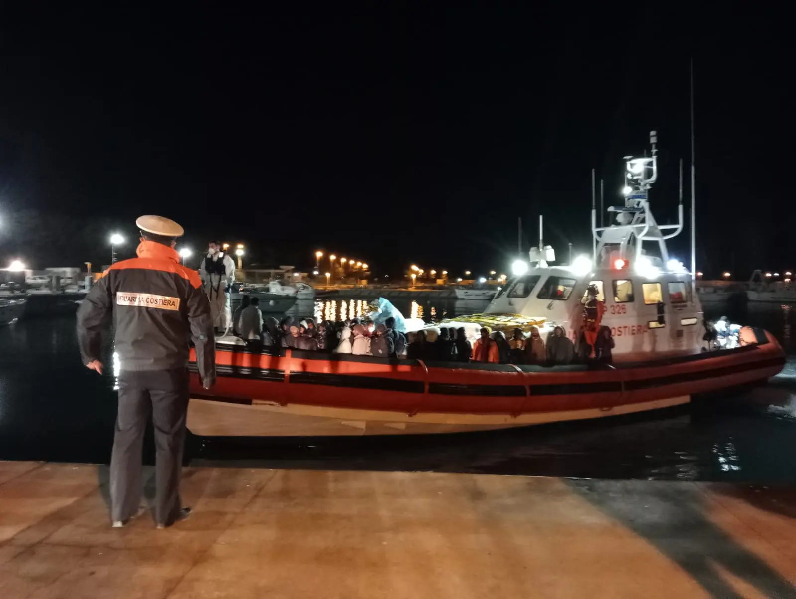 Migranti, notte di sbarchi a Roccella: soccorse 230 persone