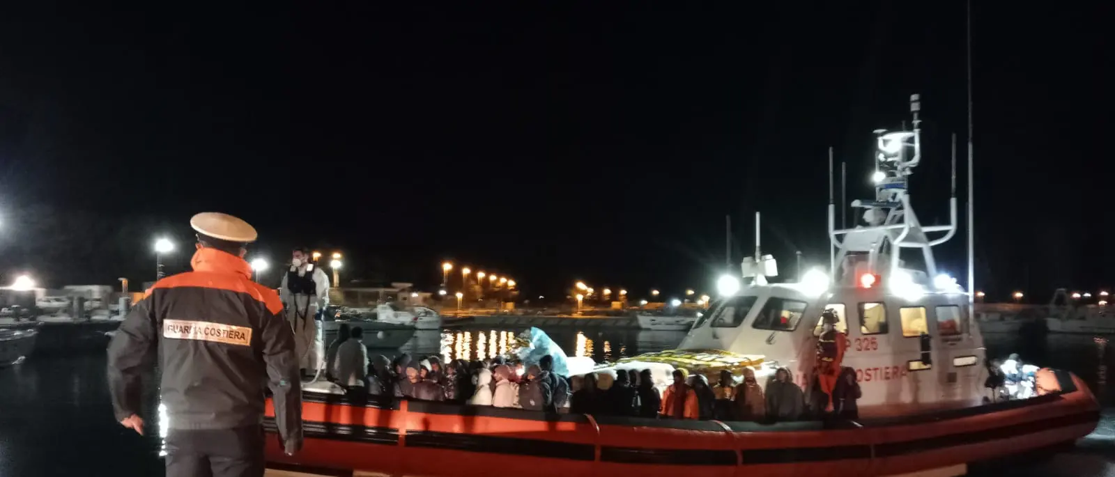 Migranti, notte di sbarchi a Roccella: soccorse 230 persone