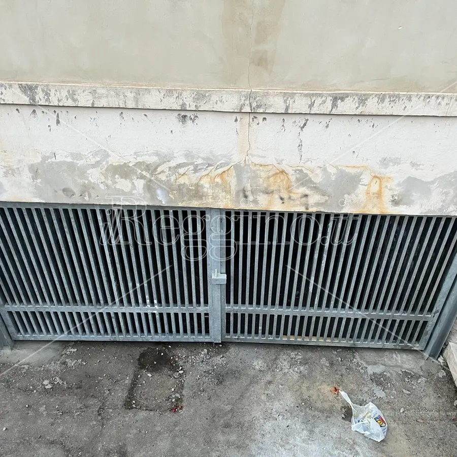 Reggio, sottopasso Stazione chiuso con cancello di acciaio