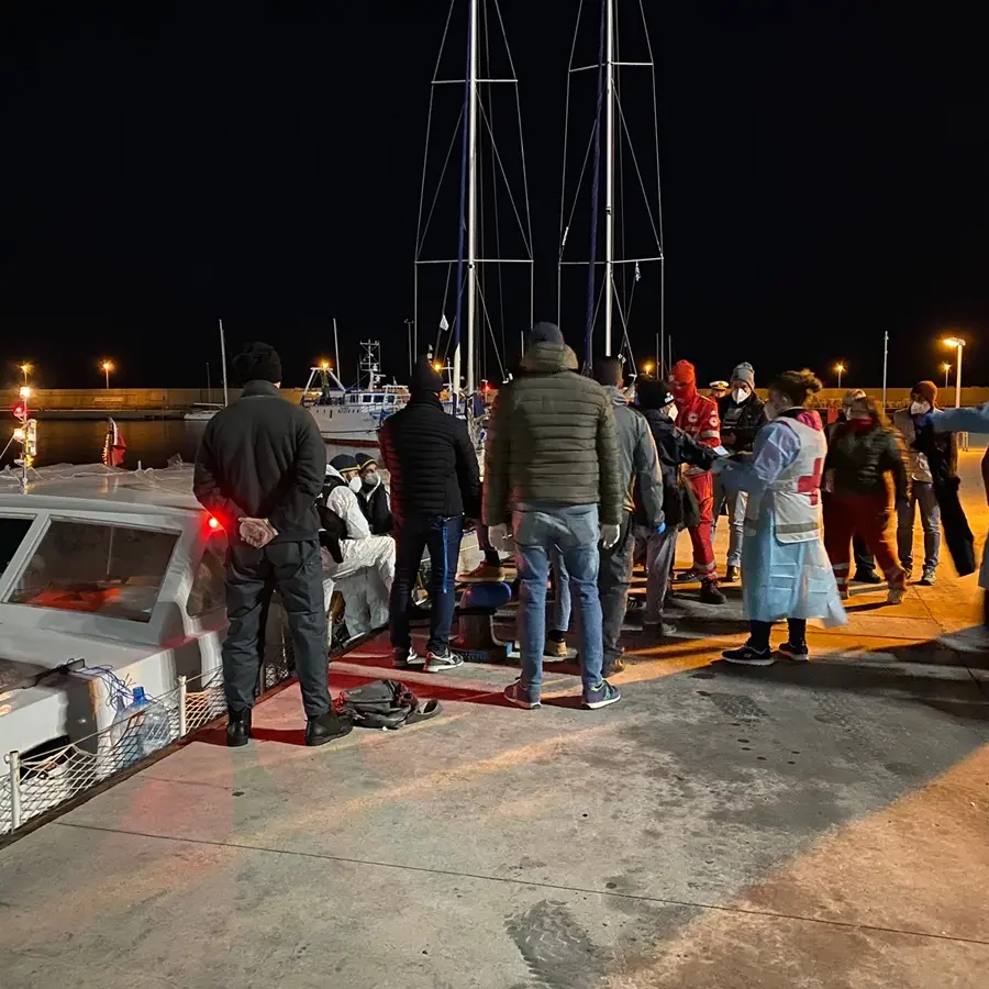 Sbarchi, l’esodo continua: soccorsi nella notte 189 migranti a Roccella