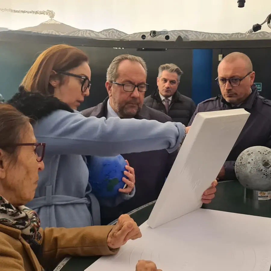 Le magie del Planetarium Pythagoras conquistano anche il Prefetto Mariani