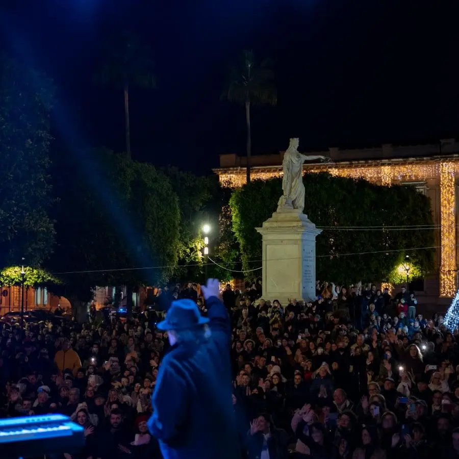 Reggio, l'allegria di Nino Frassica fa il pienone in piazza Italia