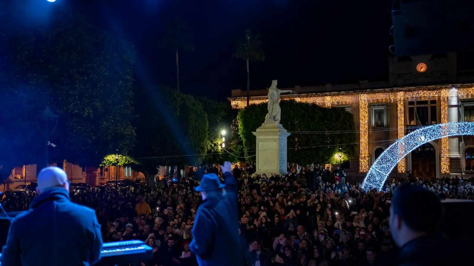 Reggio, l'allegria di Nino Frassica fa il pienone in piazza Italia
