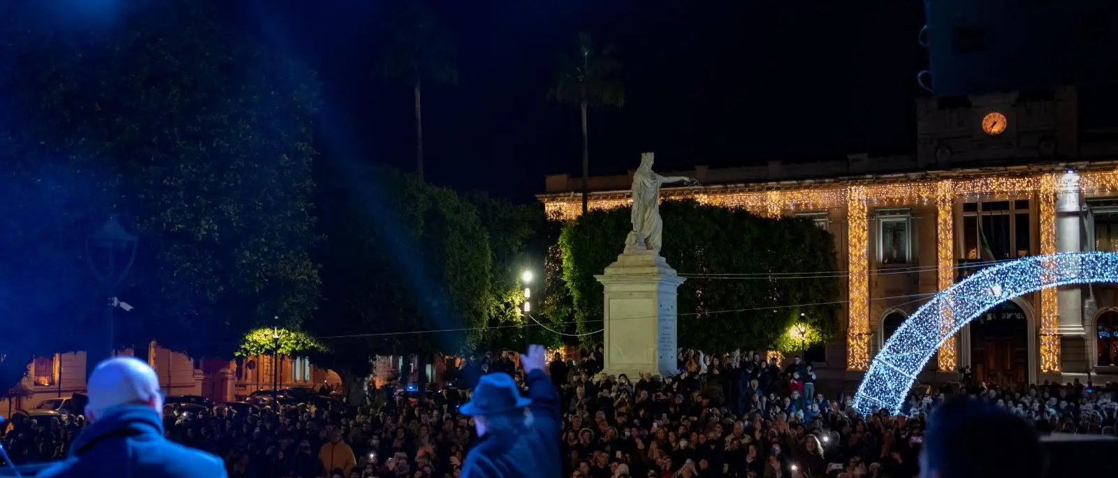 Reggio, l'allegria di Nino Frassica fa il pienone in piazza Italia