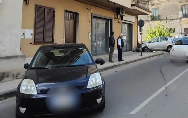 Roccella, incidente in pieno centro sulla 106: due feriti