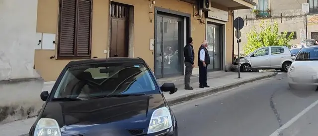 Roccella, incidente in pieno centro sulla 106: due feriti