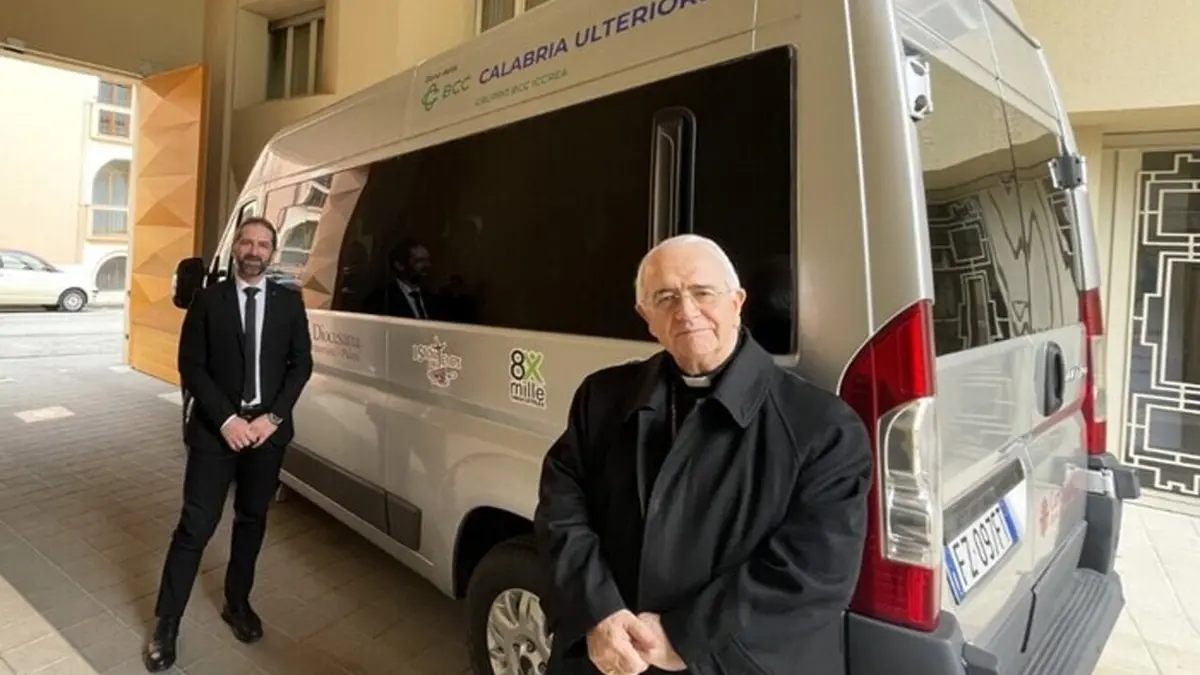 La Bcc della Calabria dona un pulmino alla diocesi di Oppido Mamertina-Palmi