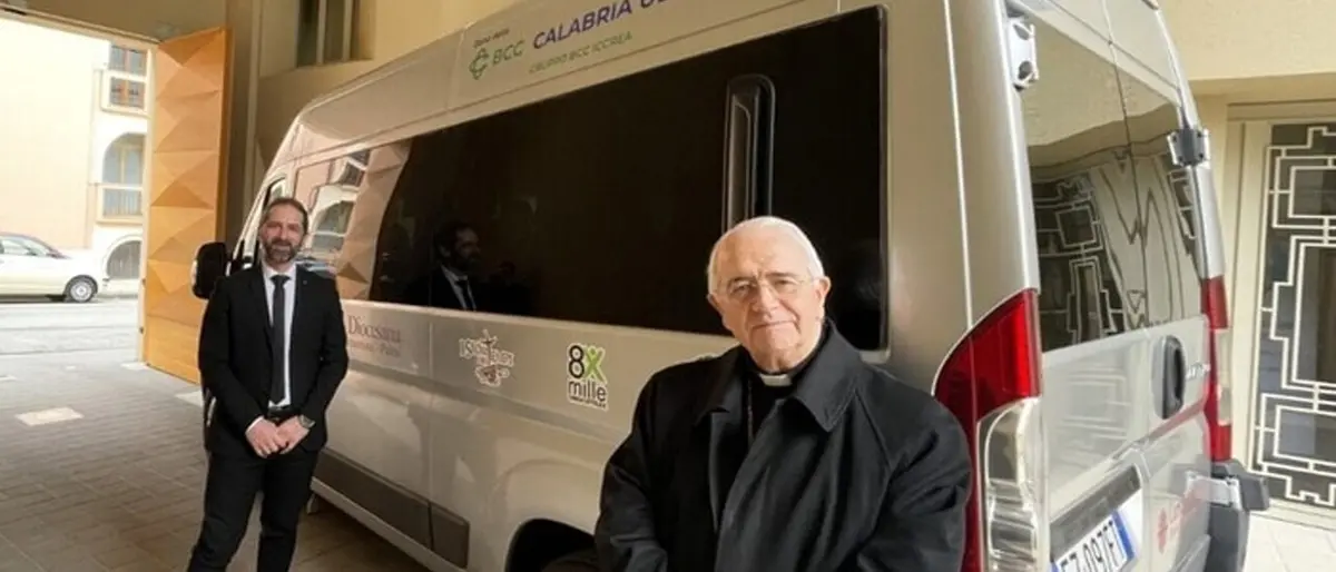 La Bcc della Calabria dona un pulmino alla diocesi di Oppido Mamertina-Palmi