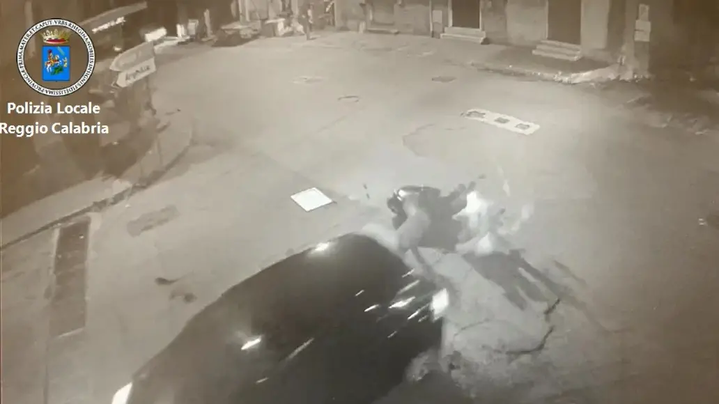 Catona, travolge due sedicenni in motorino e fugge: denunciato 24enne - VIDEO