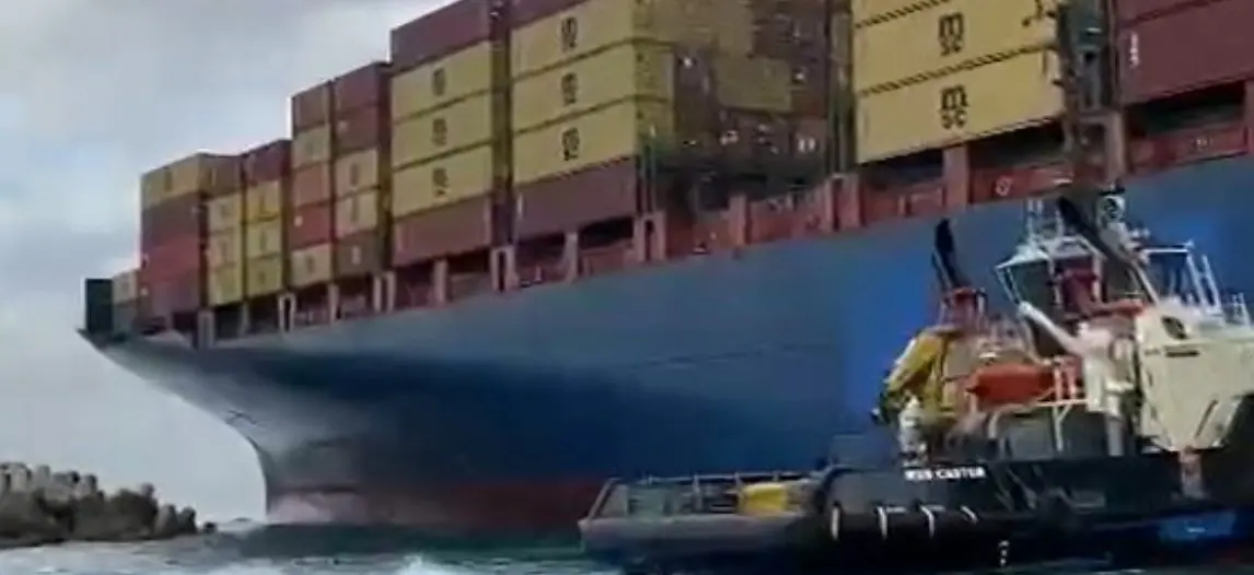 Gioia Tauro, è ancora incagliata nel porto la motonave Msc Elaine
