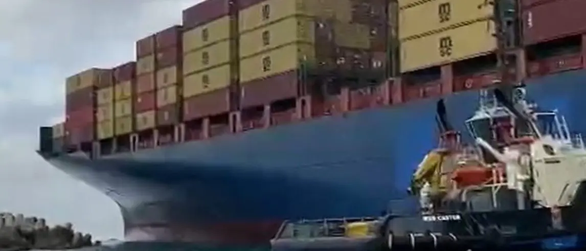 Porto di Gioia Tauro, nave incagliata all’altezza del molo sud - VIDEO