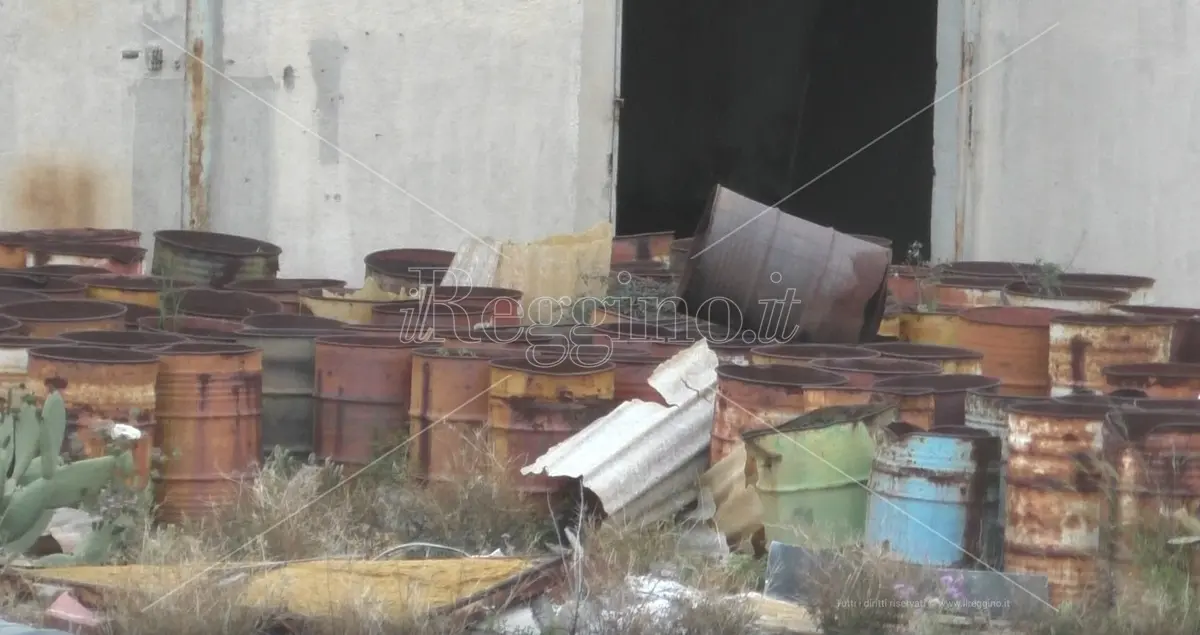 Reggio, fusti sospetti nell’ex ditta Vilardi: il sopralluogo slitta ancora