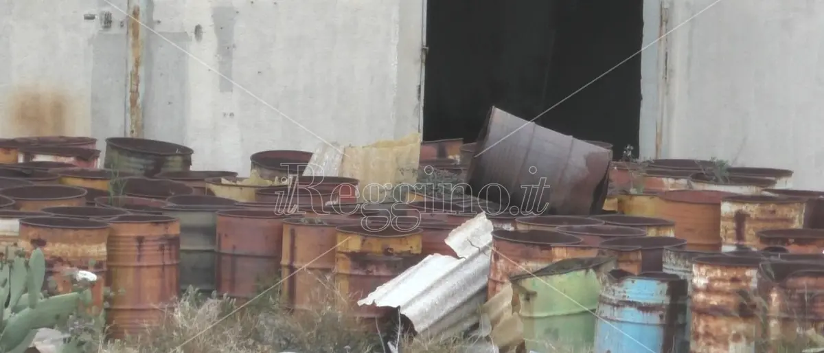 Reggio, fusti sospetti nell’ex ditta Vilardi: il sopralluogo slitta ancora