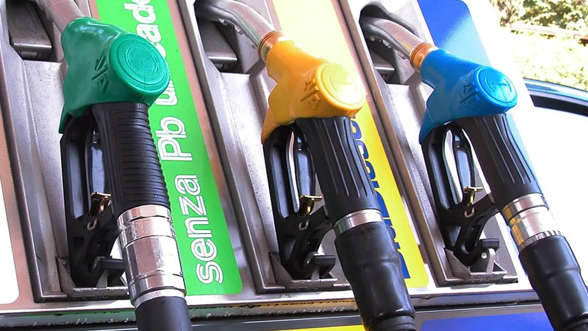 20071219 - ROMA - FIN - BENZINA: PREZZI SEMPRE PIU\\' SU E AUMENTA DIVARIO CON EUROPA. Pompe di benzina in un distributore a Roma, in una immagine di archivio. Continua a correre il divario tra i prezzi industriali della benzina in Italia e quelli medi dell\\'Europa a 25, portandosi a 5,3 centesimi al litro. La forbice con il resto d\\'Ue si riporta cosi\\' sui massimi dell\\'anno e sui livelli dell\\'estate scorsa quando ad agosto, nel pieno dell\\'esodo estivo, l\\'andamento del differenziale fece scattare un allarme che vide scendere in campo il Governo, convocando i petrolieri. Divario ai massimi da agosto scorso - secondo gli ultimi dati del Ministero per lo sviluppo economico, anche nel confronto con i soli 13 paesi di Eurolandia: 5,2 centesimi in piu\\', anche in questo caso sui massimi dall\\'estate. ANSA/ARCHIVIO/MASSIMO CAPODANNO/DRN , ANSA 