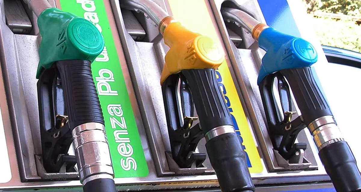 Carburanti, Ip e Tamoil frenano: tagli consigliati ai listini dopo i rincari record\n